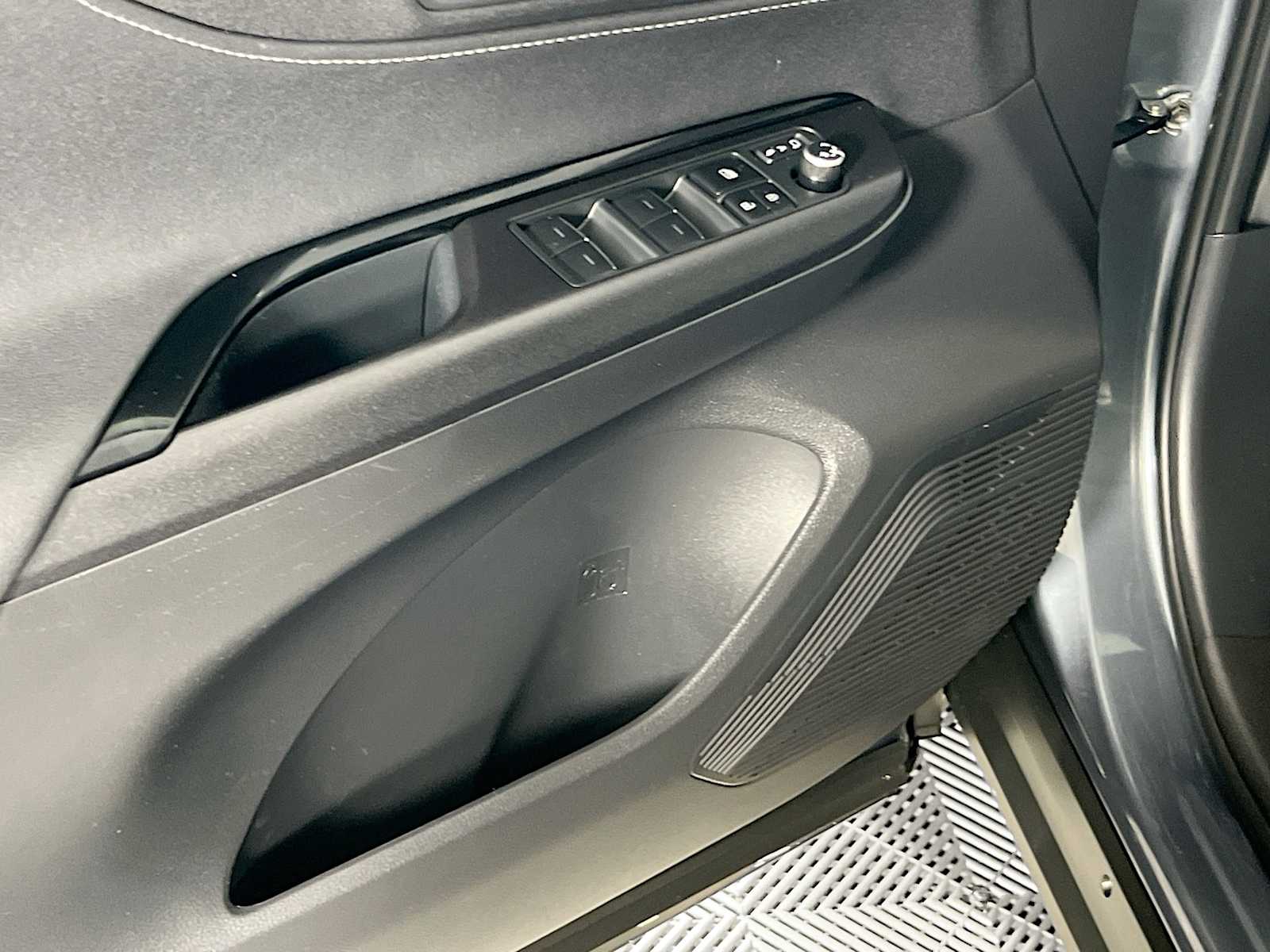 2022 Toyota Venza LE - Photo 18