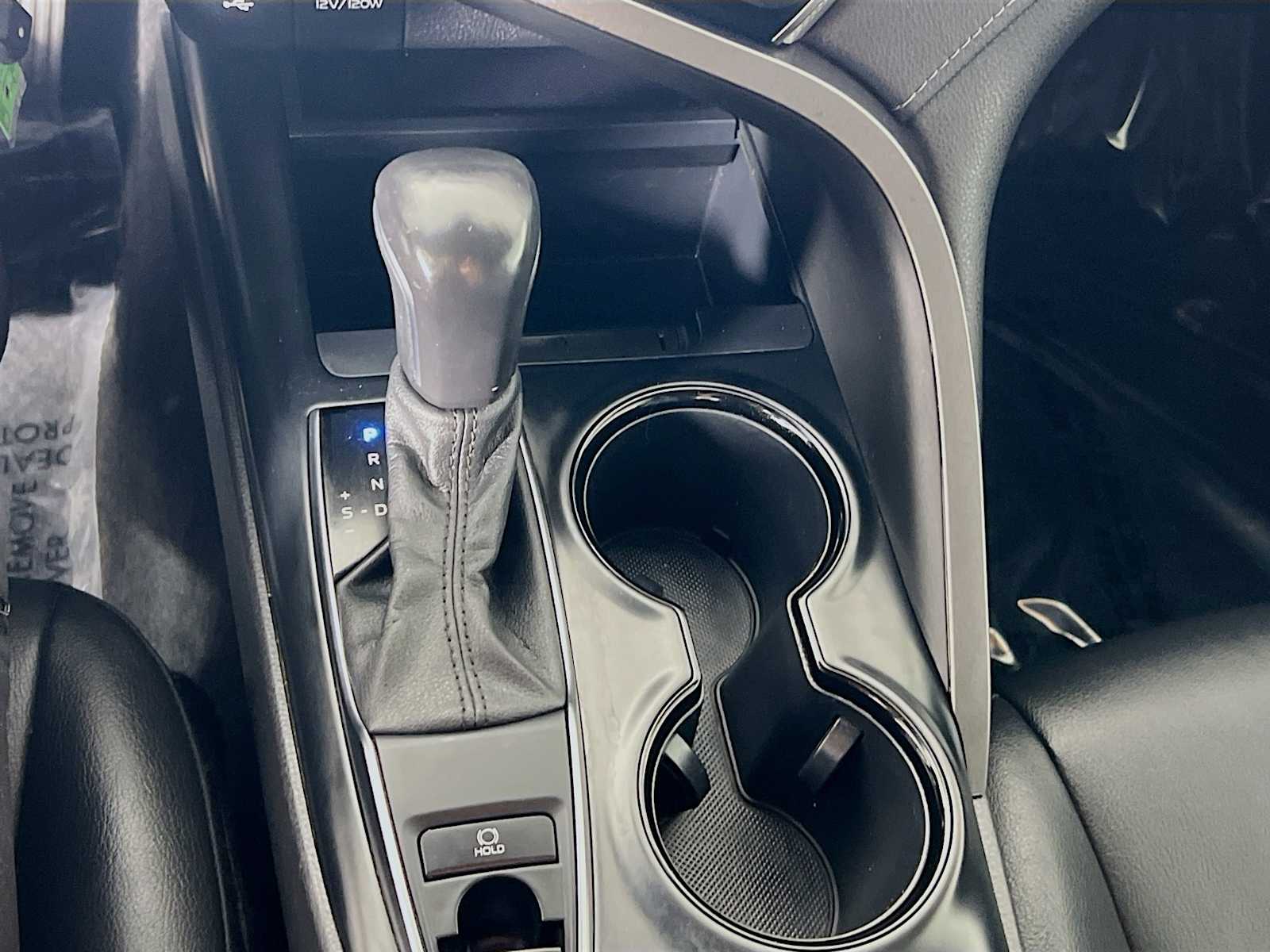 2020 Toyota Camry SE - Photo 16