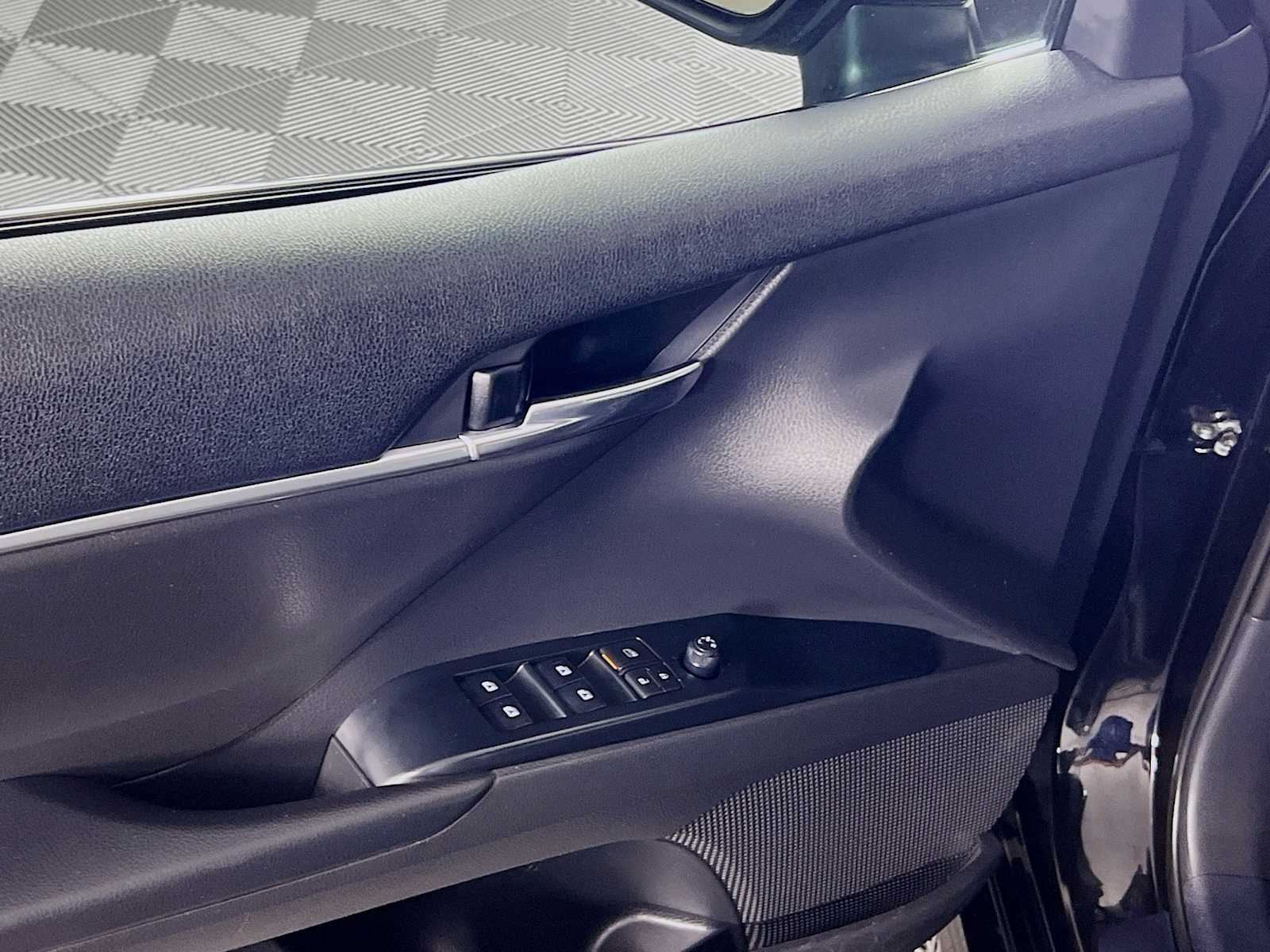2020 Toyota Camry SE - Photo 17