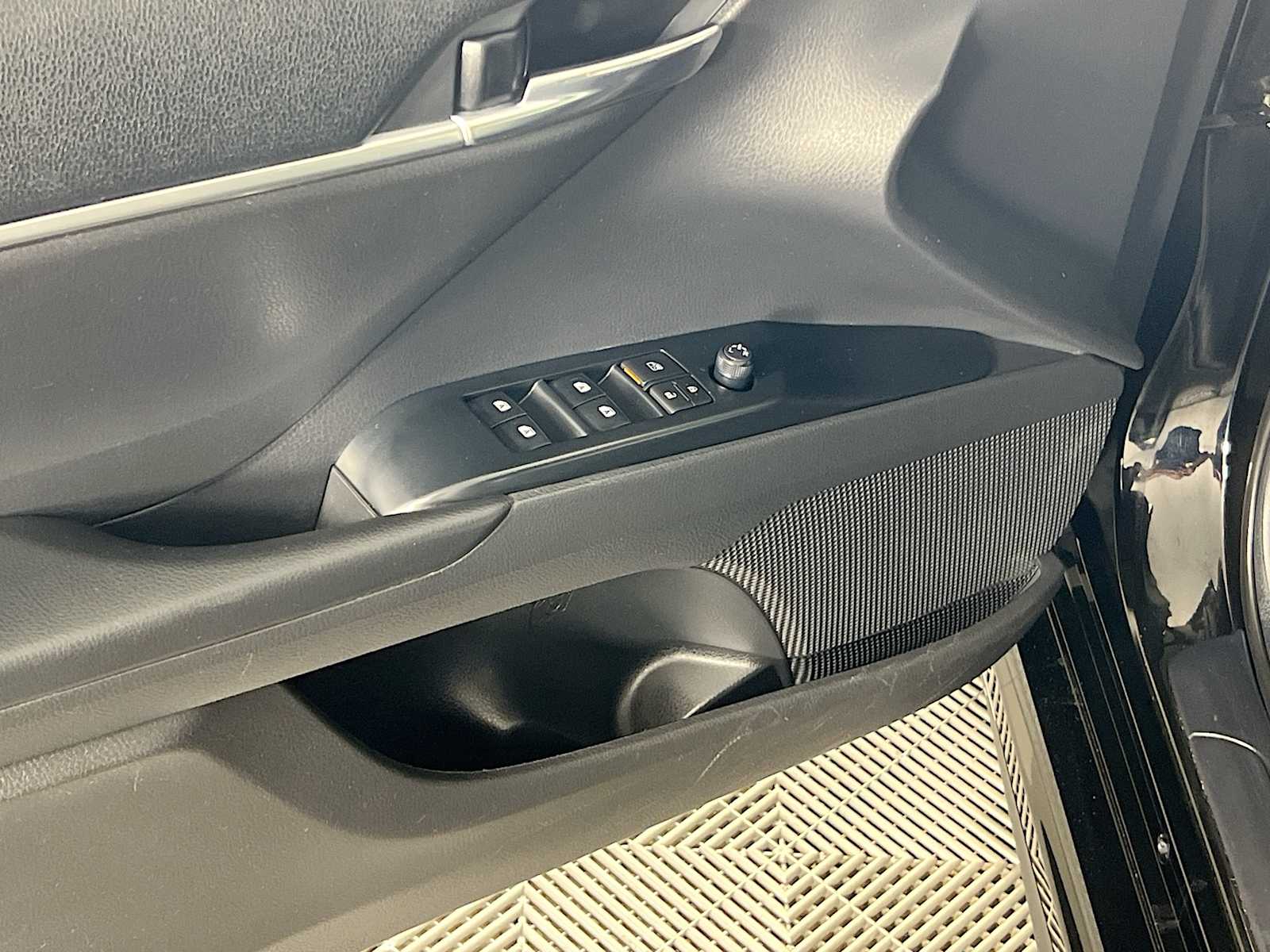 2020 Toyota Camry SE - Photo 18