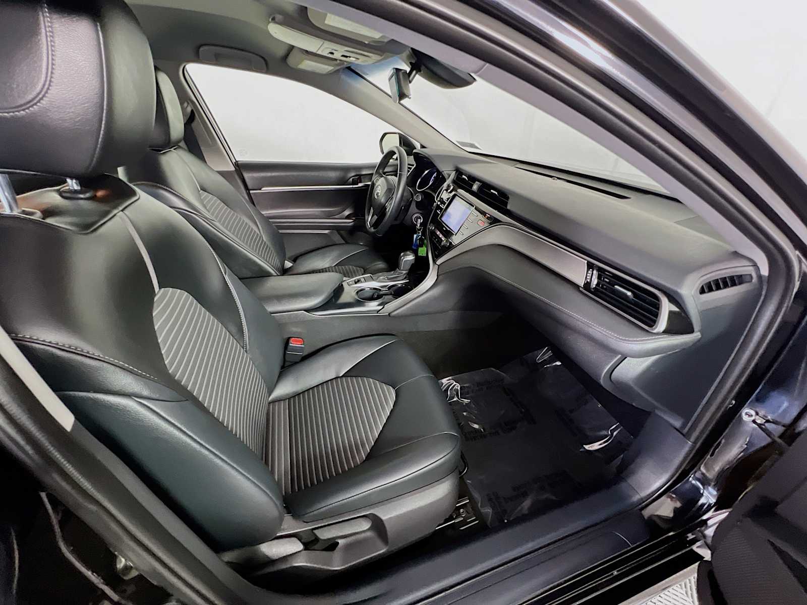 2020 Toyota Camry SE - Photo 26