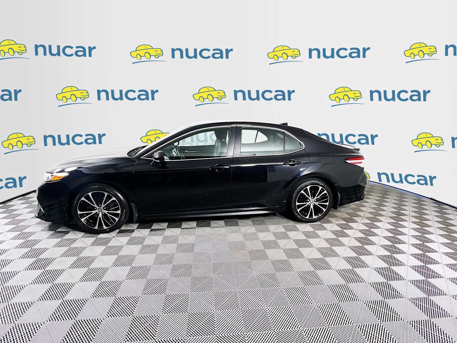 2020 Toyota Camry SE - Photo 4