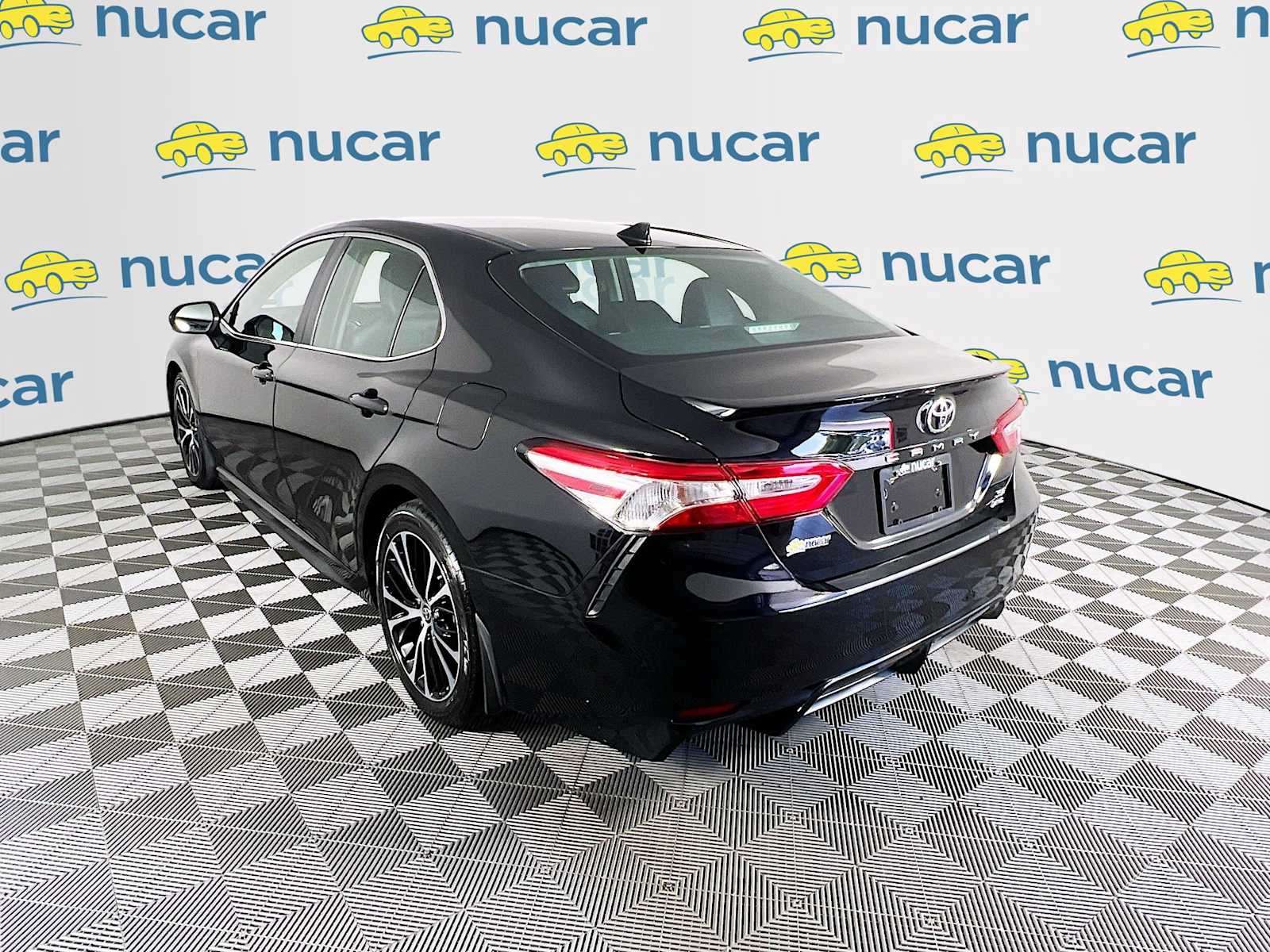 2020 Toyota Camry SE - Photo 5
