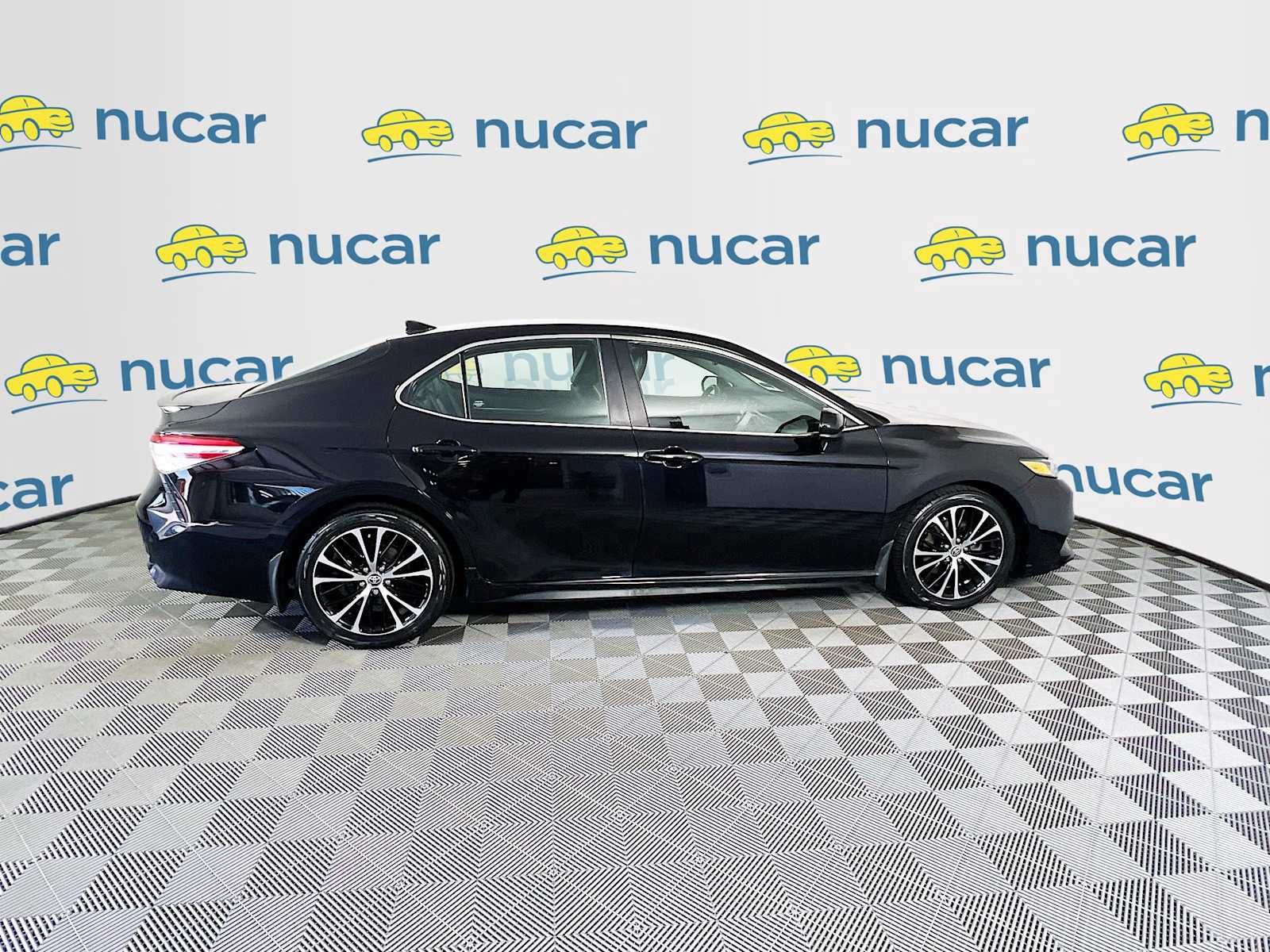 2020 Toyota Camry SE - Photo 8