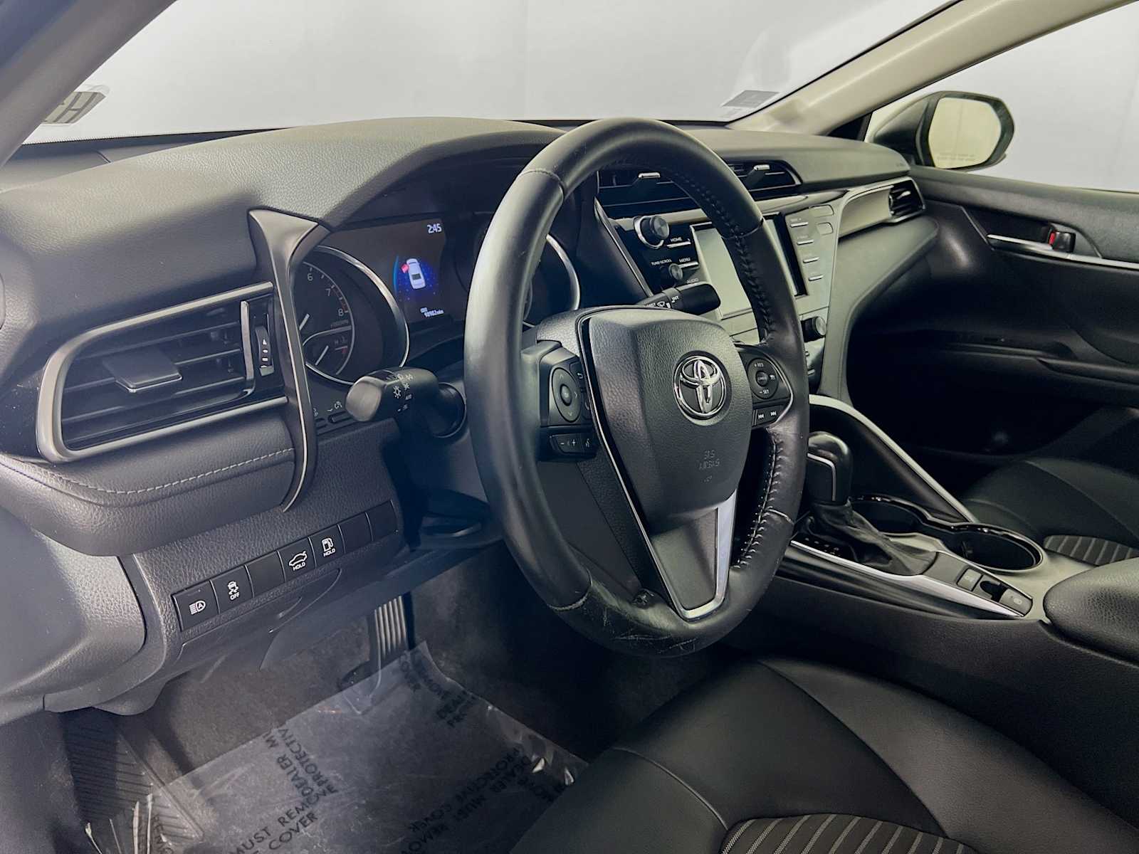 2020 Toyota Camry SE - Photo 9