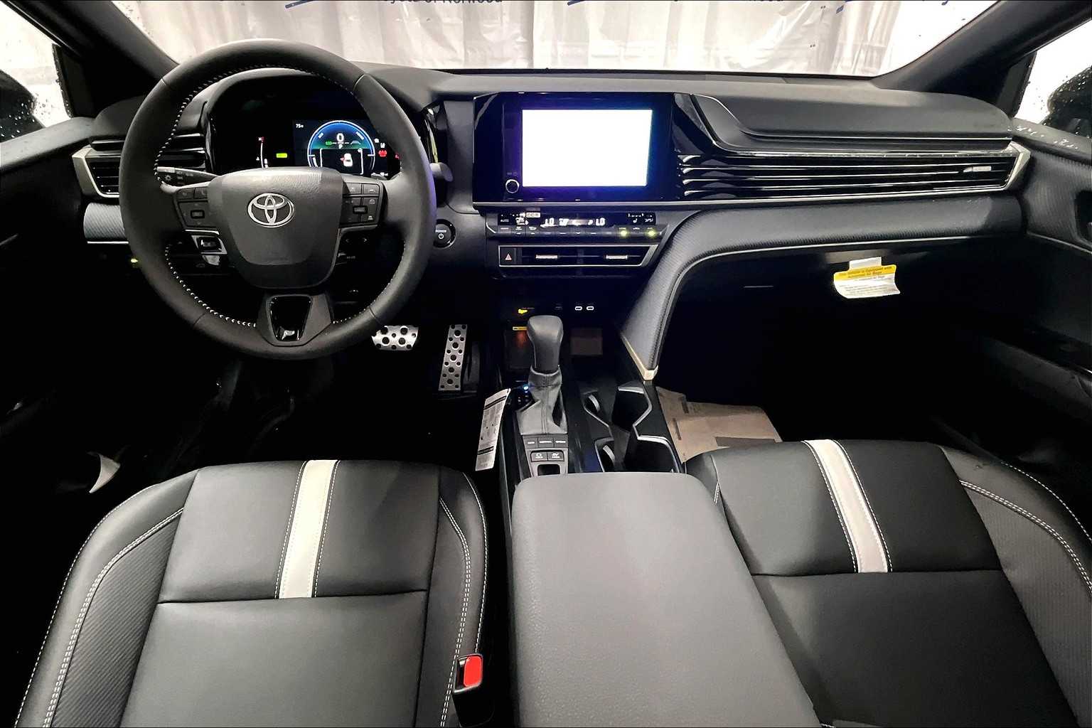 2025 Toyota Camry SE - Photo 12