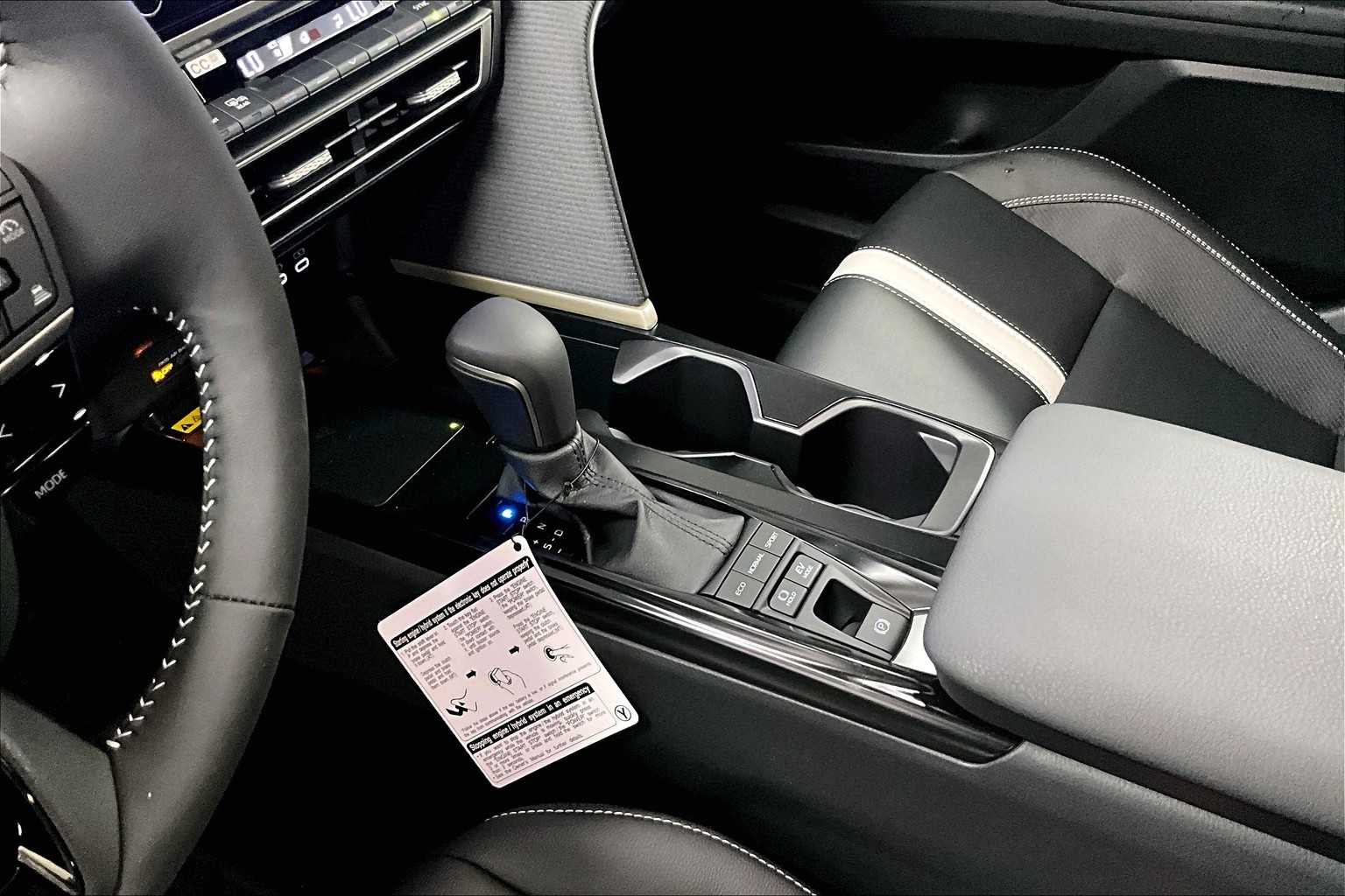 2025 Toyota Camry SE - Photo 14