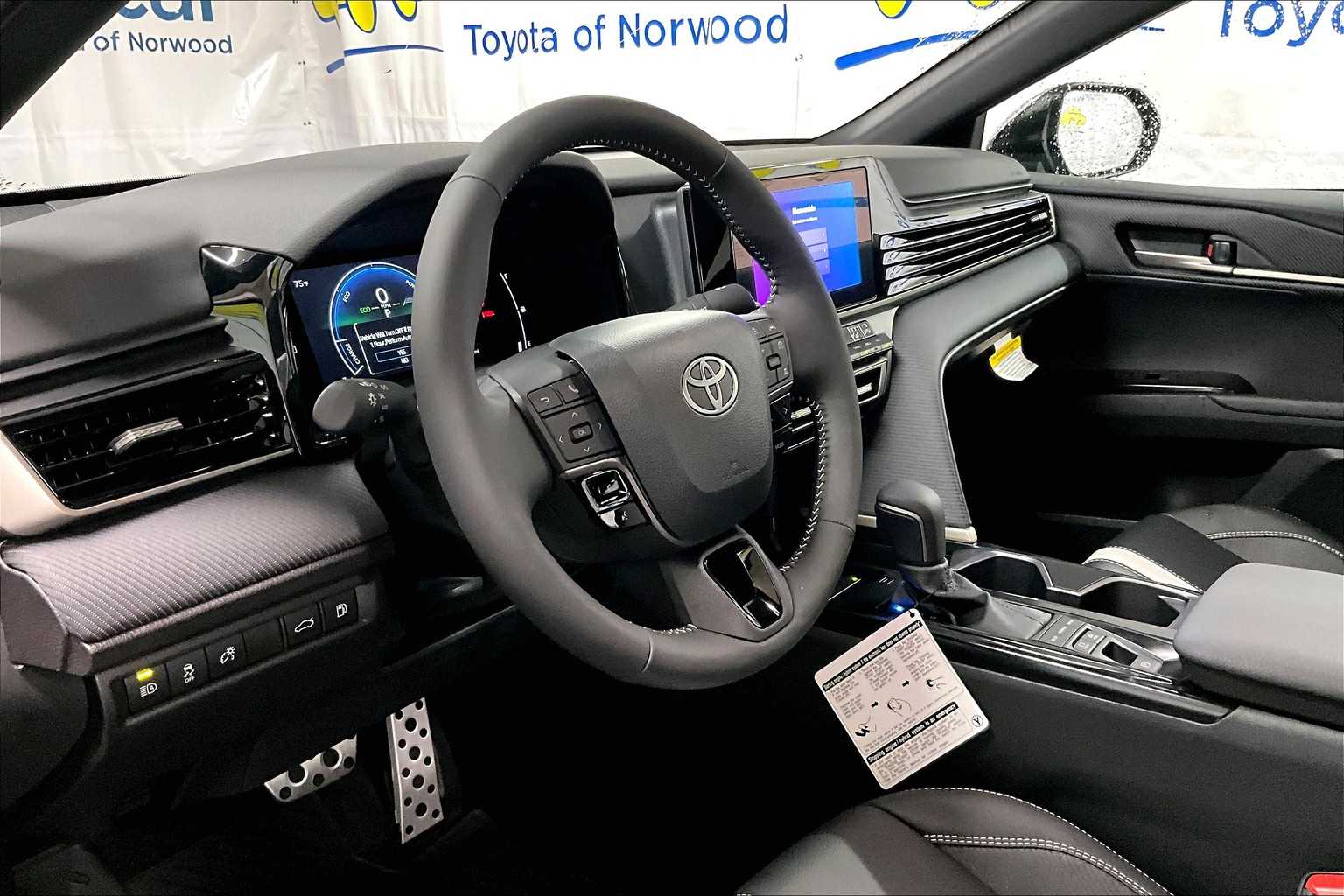 2025 Toyota Camry SE - Photo 9