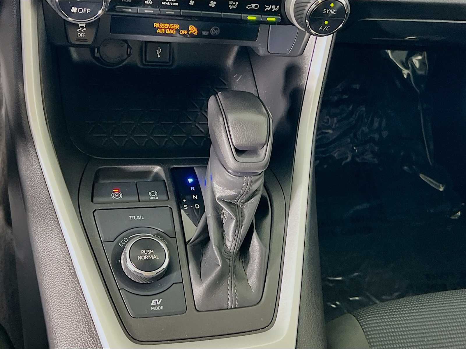 2022 Toyota RAV4 Hybrid LE - Photo 16