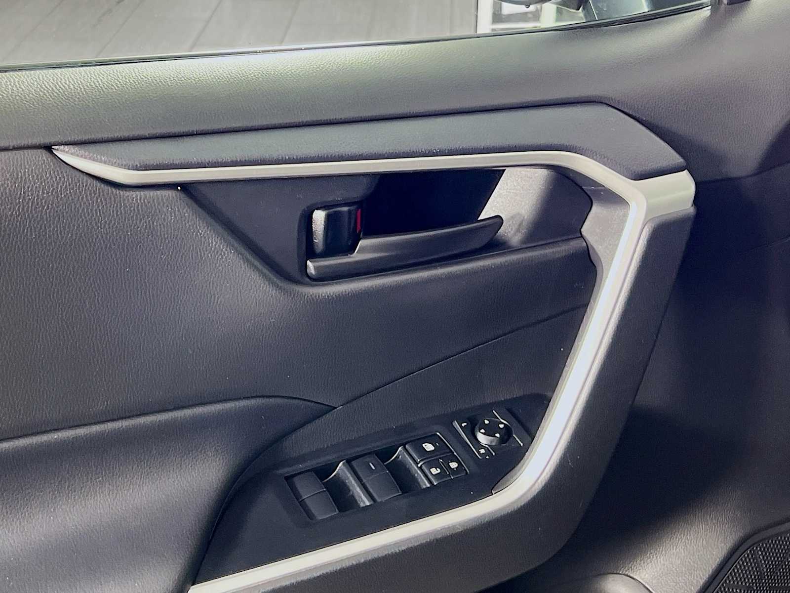 2022 Toyota RAV4 Hybrid LE - Photo 17
