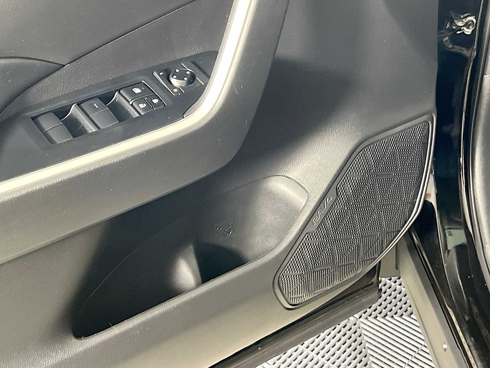 2022 Toyota RAV4 Hybrid LE - Photo 18