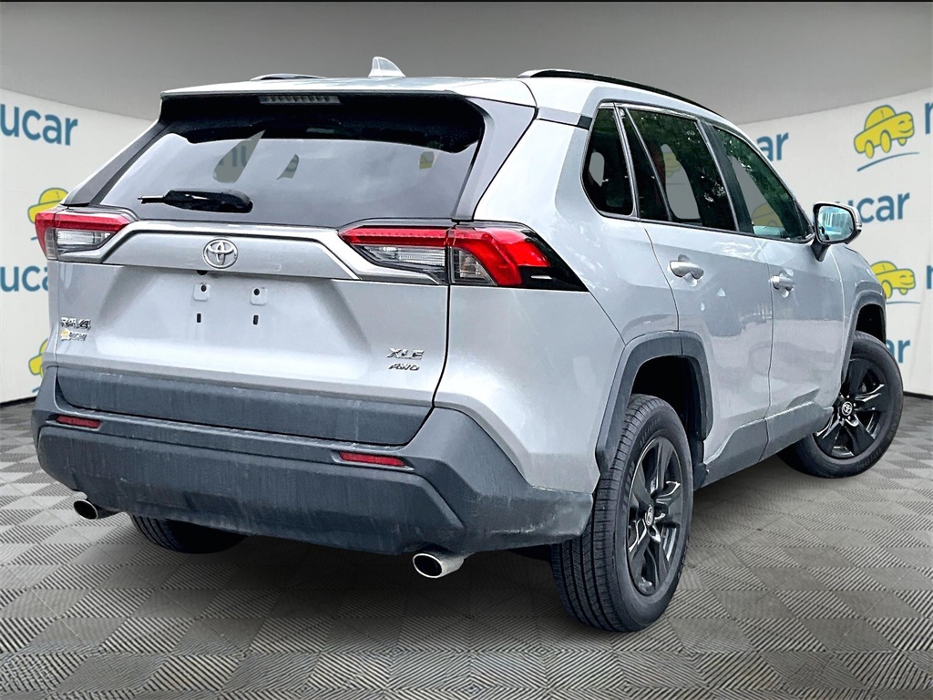 2021 Toyota RAV4 XLE - Photo 13