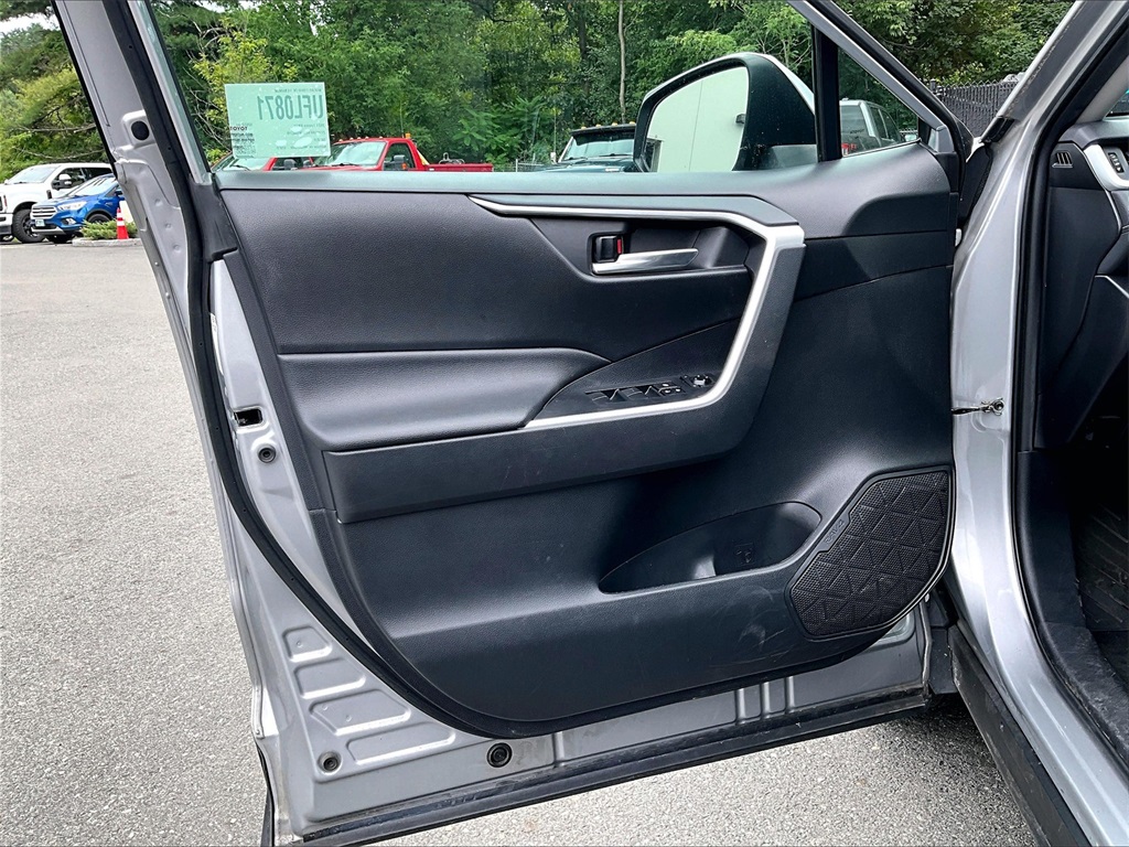 2021 Toyota RAV4 XLE - Photo 18