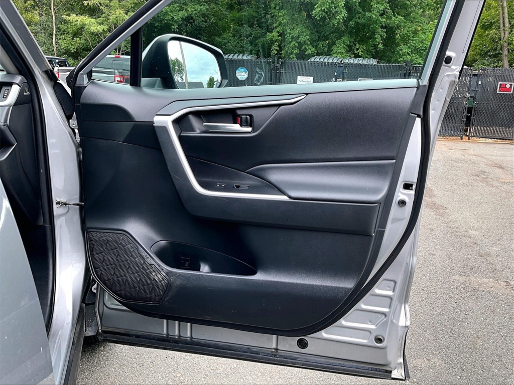 2021 Toyota RAV4 XLE - Photo 19