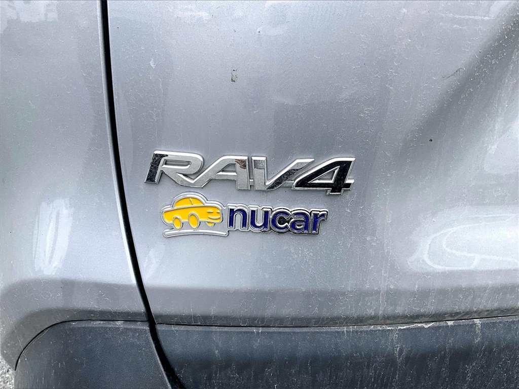 2021 Toyota RAV4 XLE - Photo 8