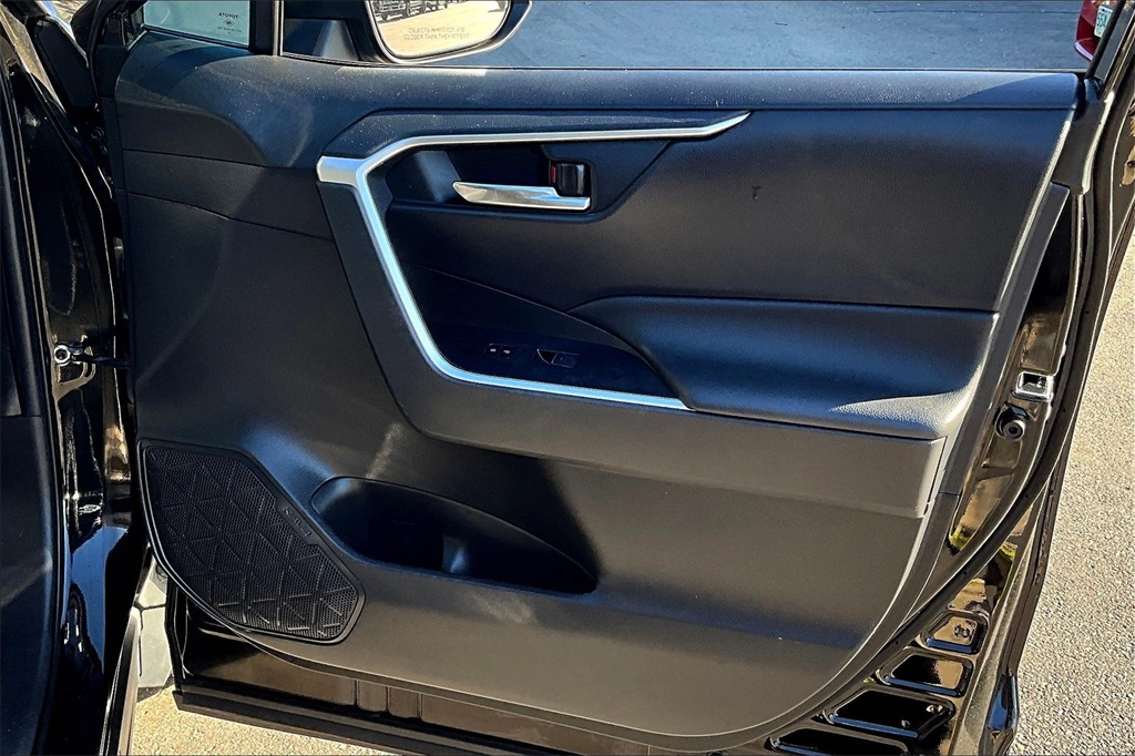 2022 Toyota RAV4 XLE - Photo 12