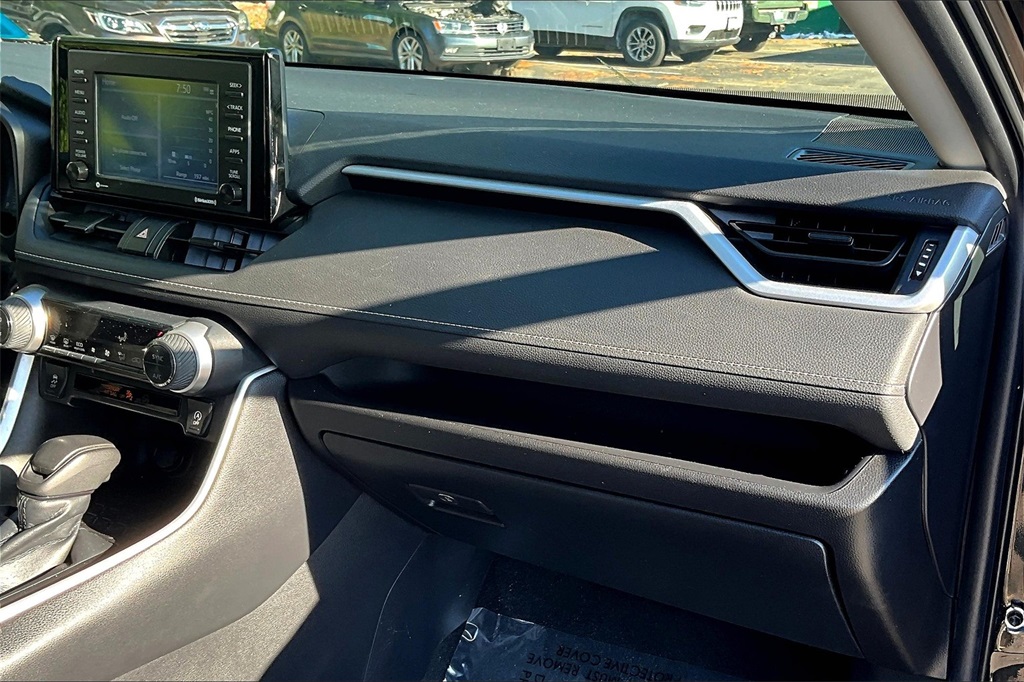 2022 Toyota RAV4 XLE - Photo 13