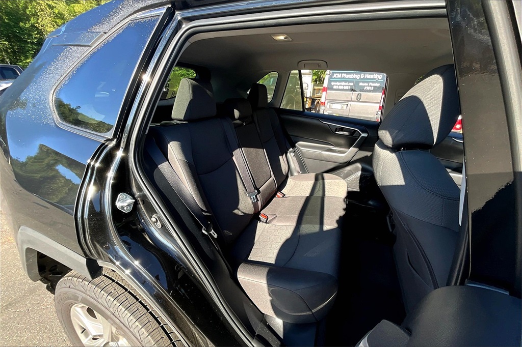 2022 Toyota RAV4 XLE - Photo 16