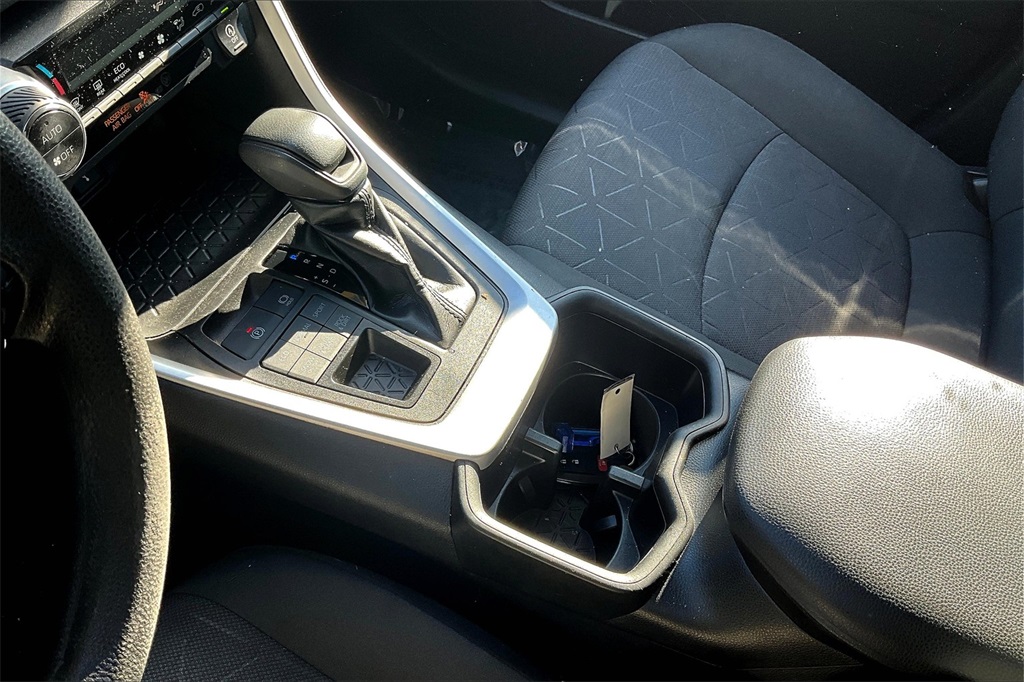 2022 Toyota RAV4 XLE - Photo 20