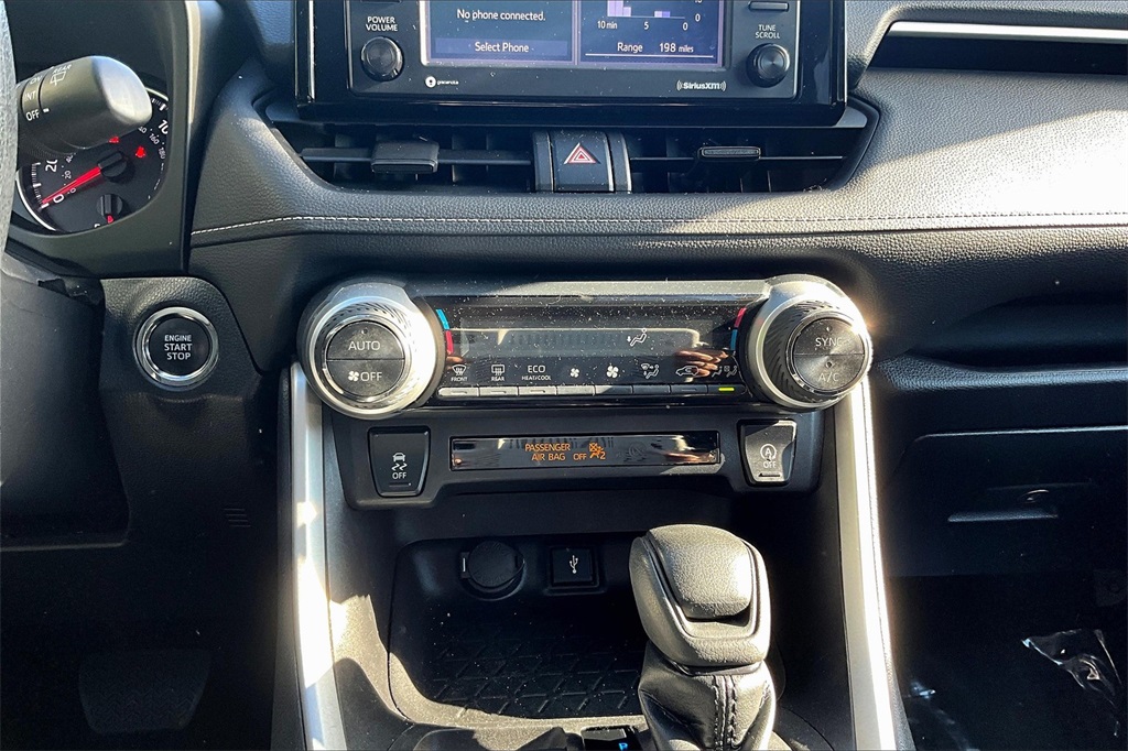 2022 Toyota RAV4 XLE - Photo 26