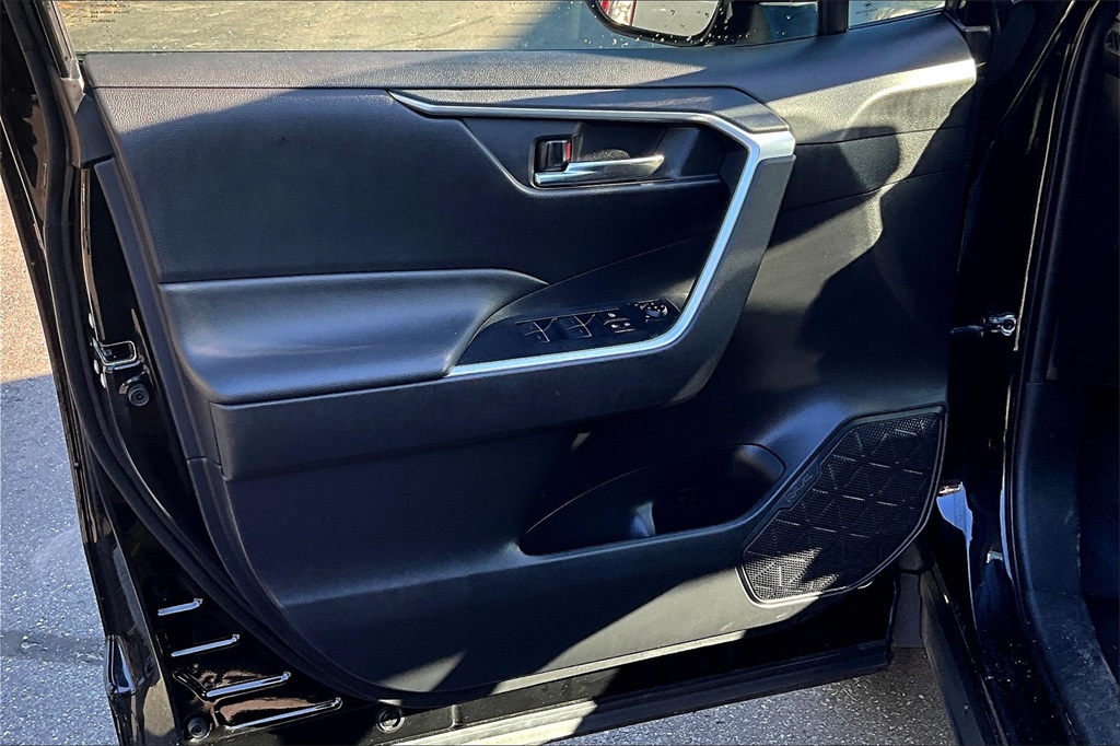 2022 Toyota RAV4 XLE - Photo 9