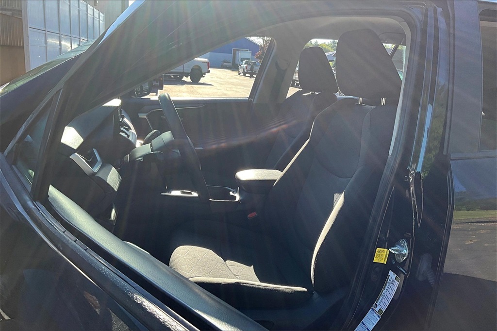 2022 Toyota RAV4 XLE - Photo 10