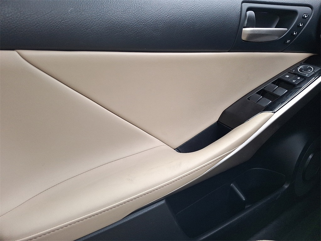 2018 Lexus IS 300 - Photo 12