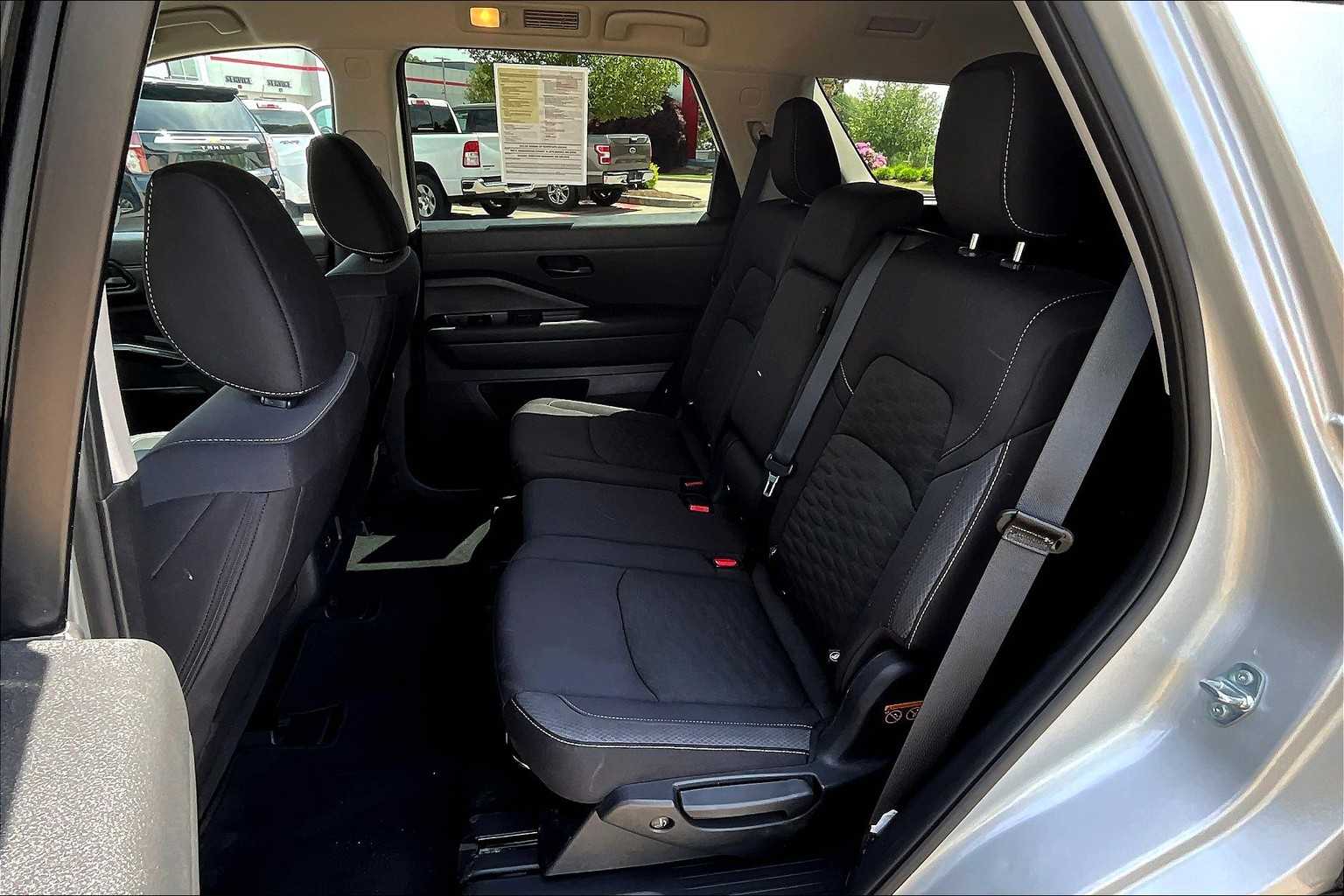 2024 Nissan Pathfinder SV - Photo 15