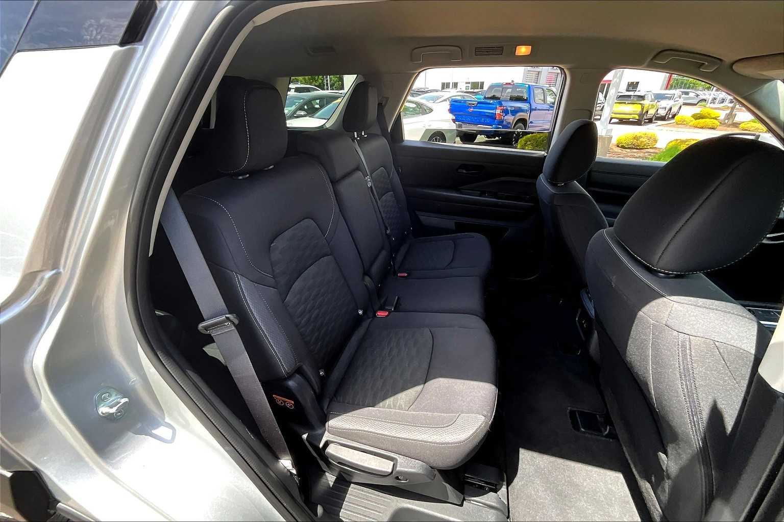 2024 Nissan Pathfinder SV - Photo 16