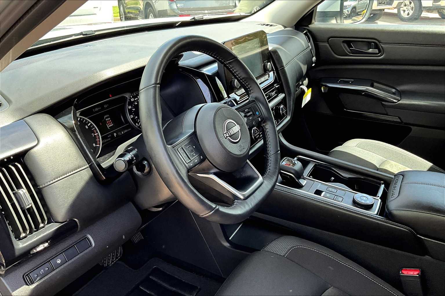 2024 Nissan Pathfinder SV - Photo 8
