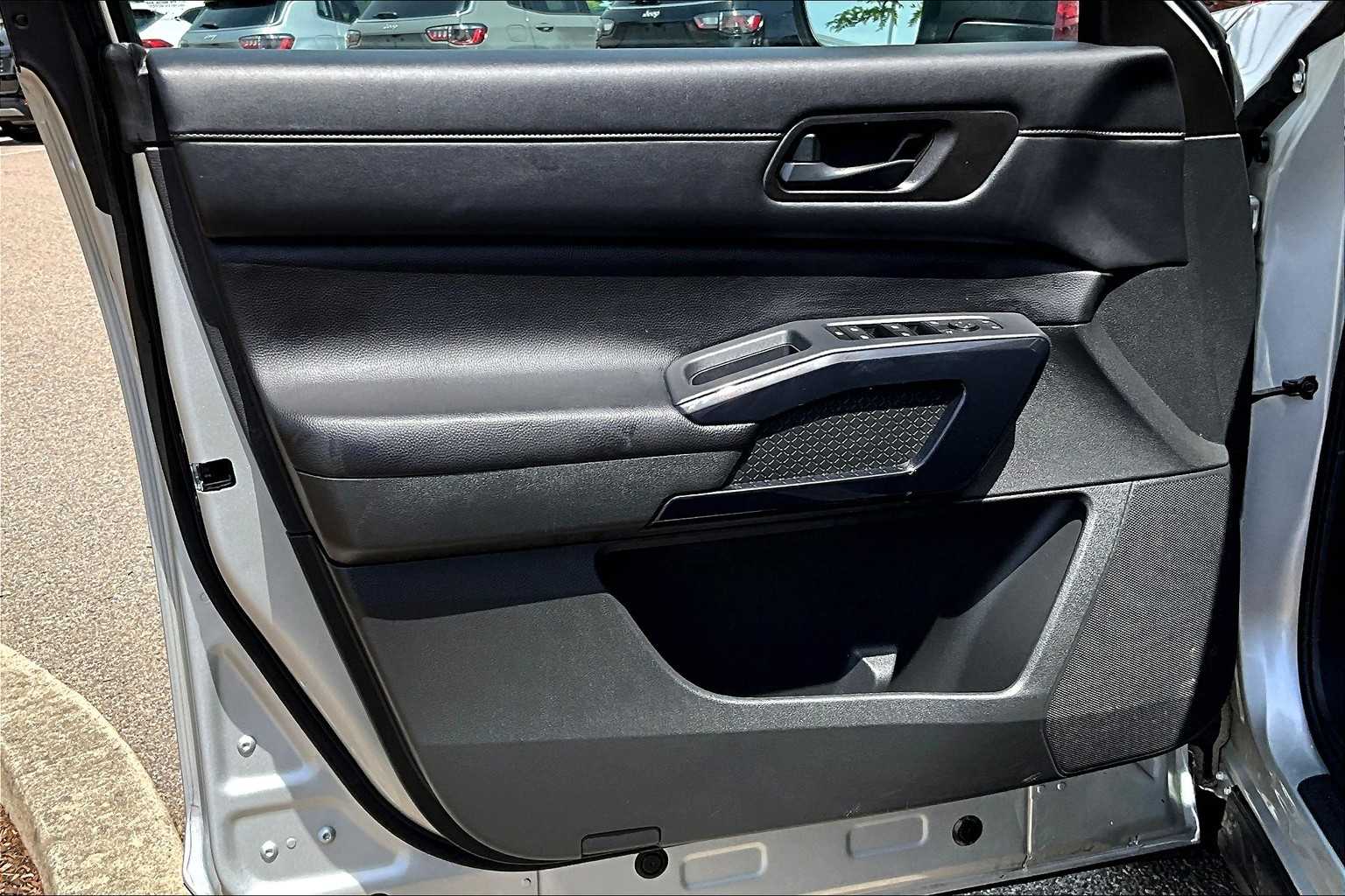 2024 Nissan Pathfinder SV - Photo 9