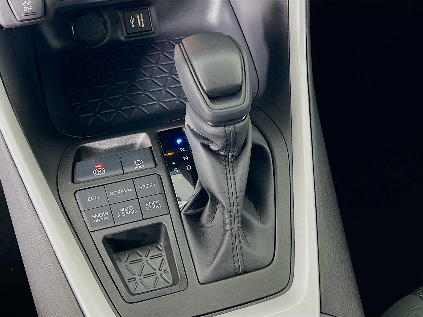 2025 Toyota RAV4 LE - Photo 11