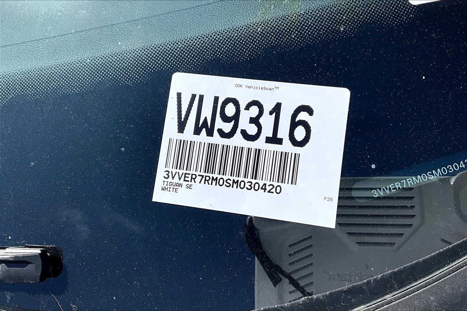2025 Volkswagen Tiguan SE - Photo 18