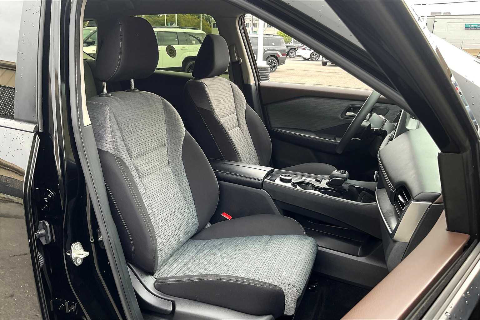 2023 Nissan Rogue SV - Photo 11