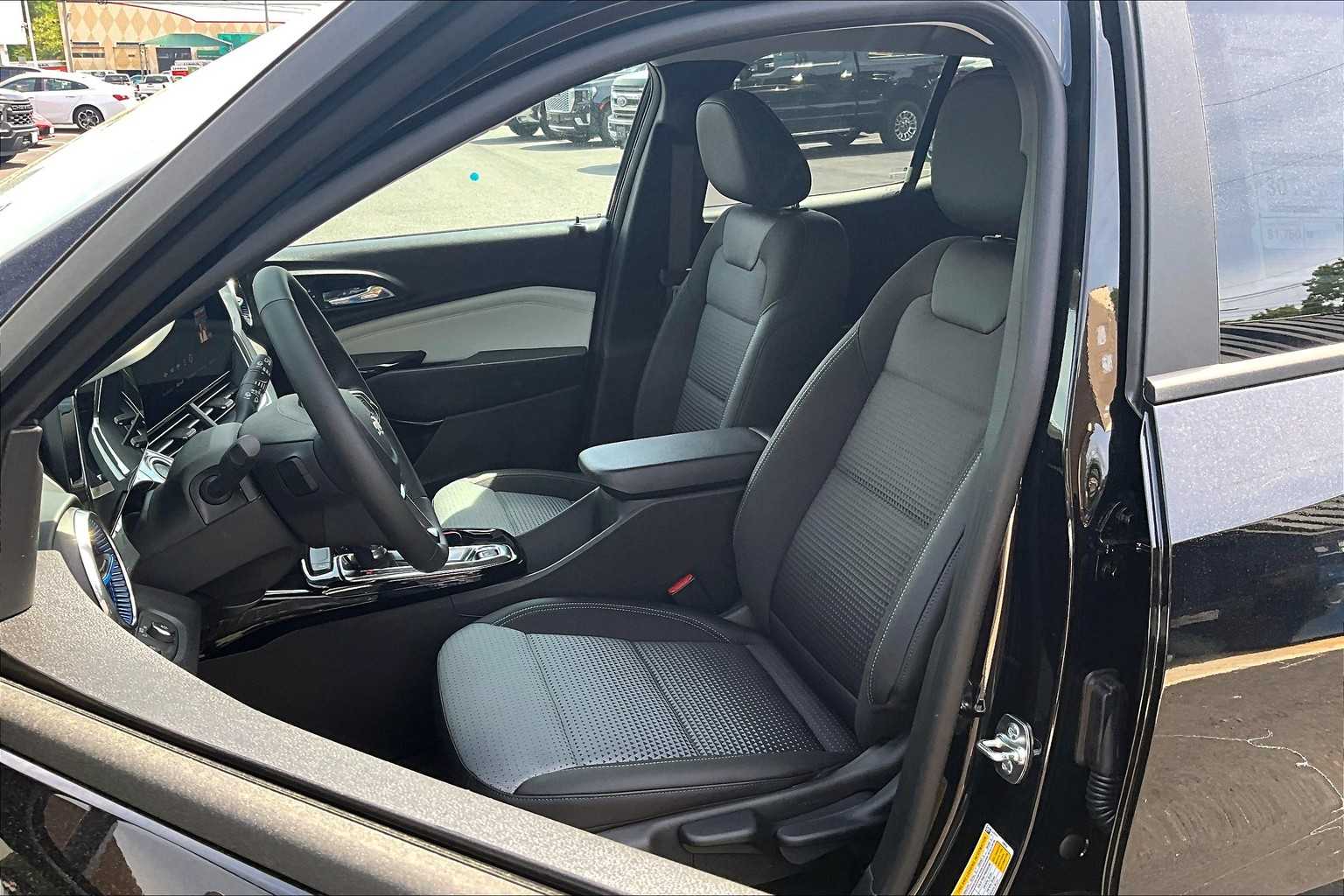 2025 Chevrolet Trax LT - Photo 11
