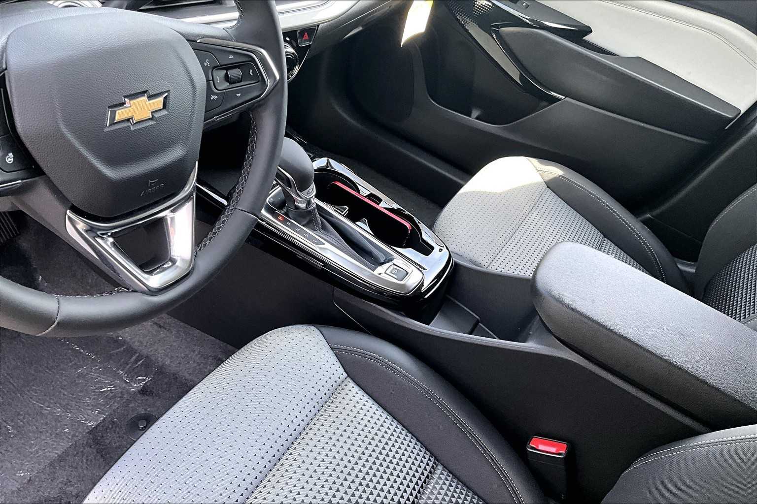 2025 Chevrolet Trax LT - Photo 14