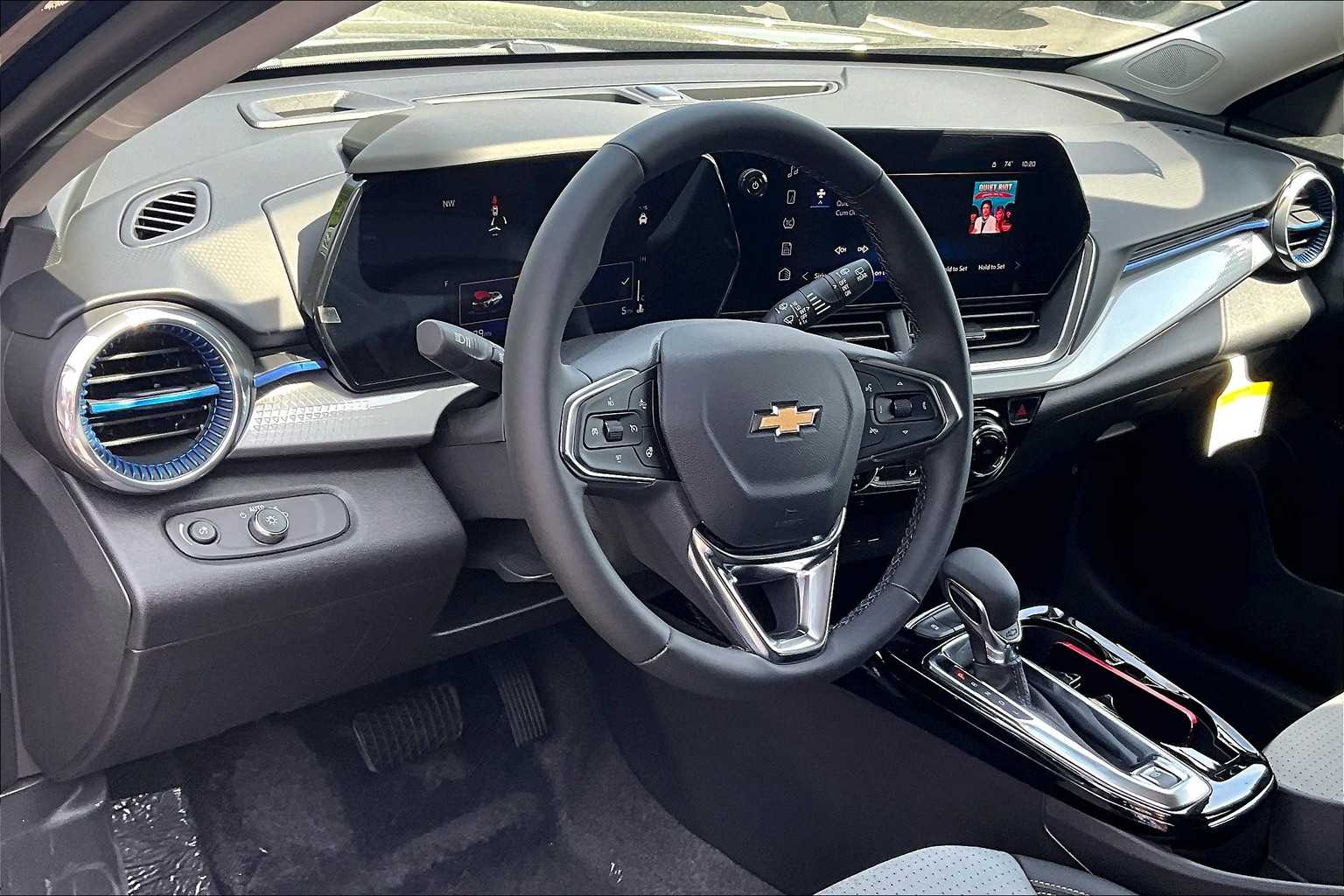 2025 Chevrolet Trax LT - Photo 9