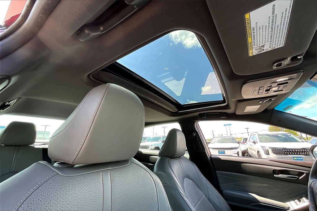 2022 Toyota Avalon Limited - Photo 21