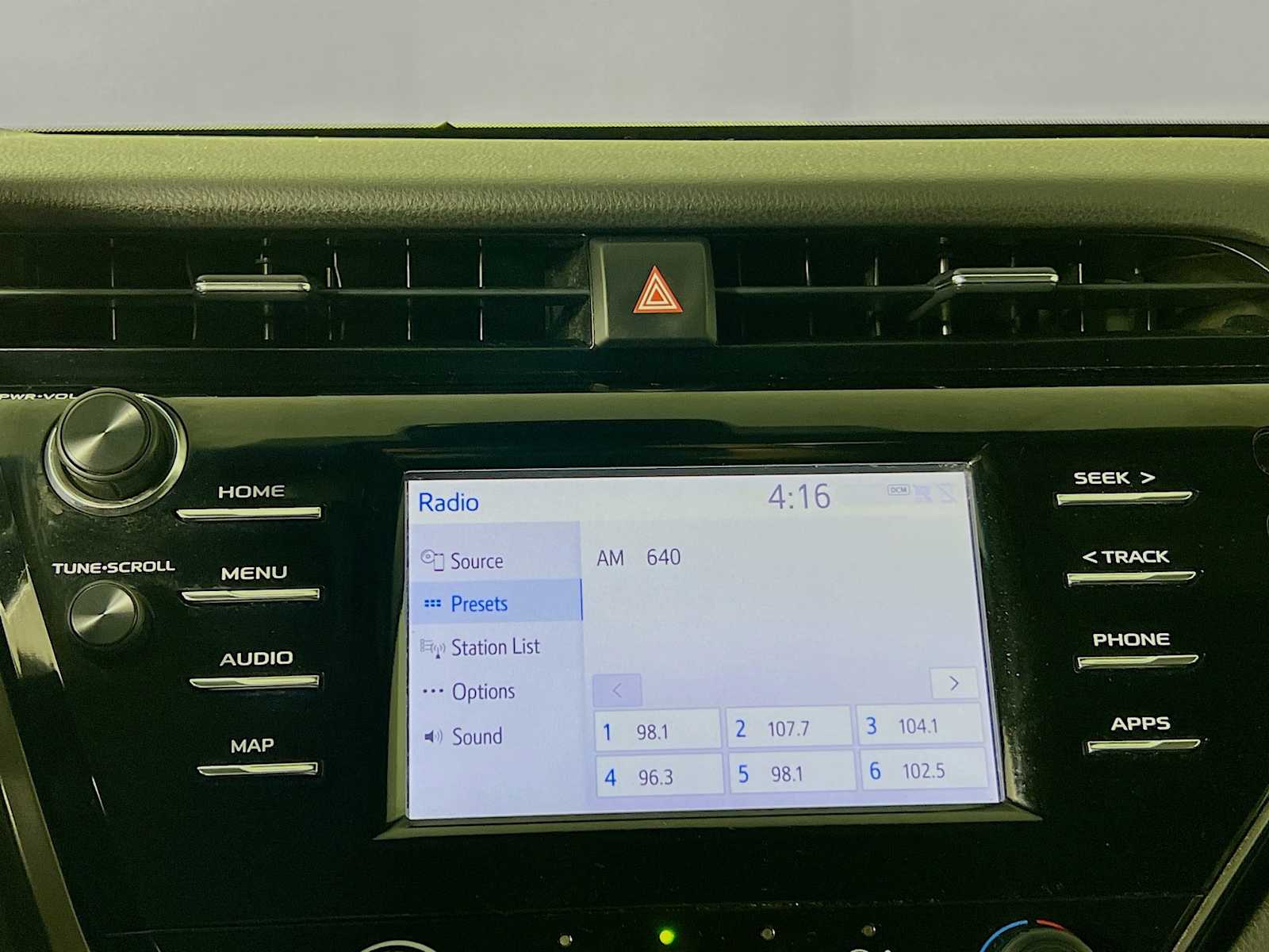 2019 Toyota Camry LE - Photo 14
