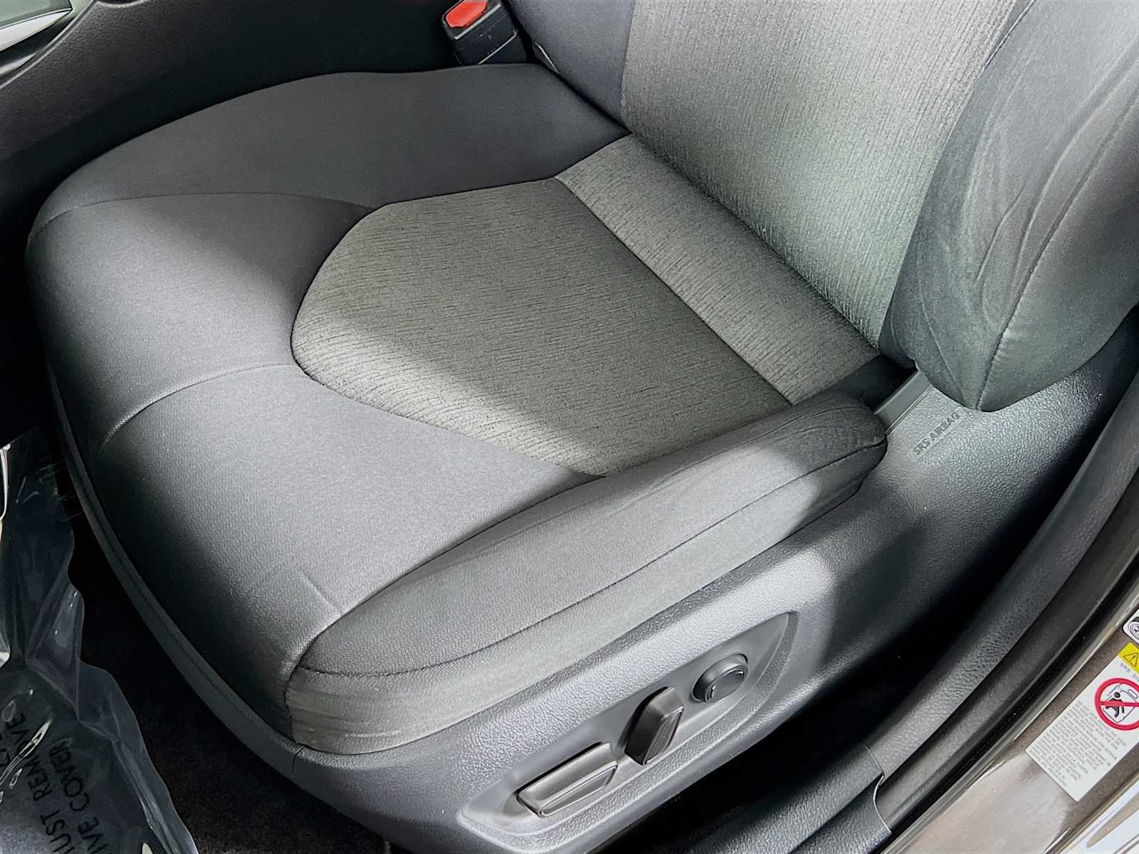 2019 Toyota Camry LE - Photo 19
