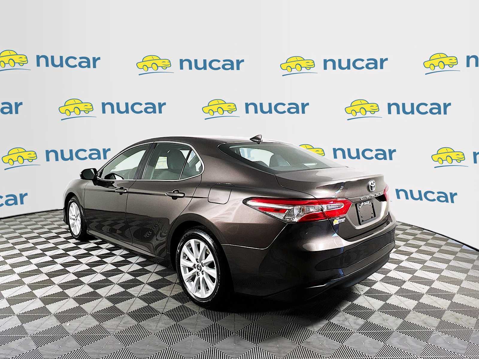 2019 Toyota Camry LE - Photo 5