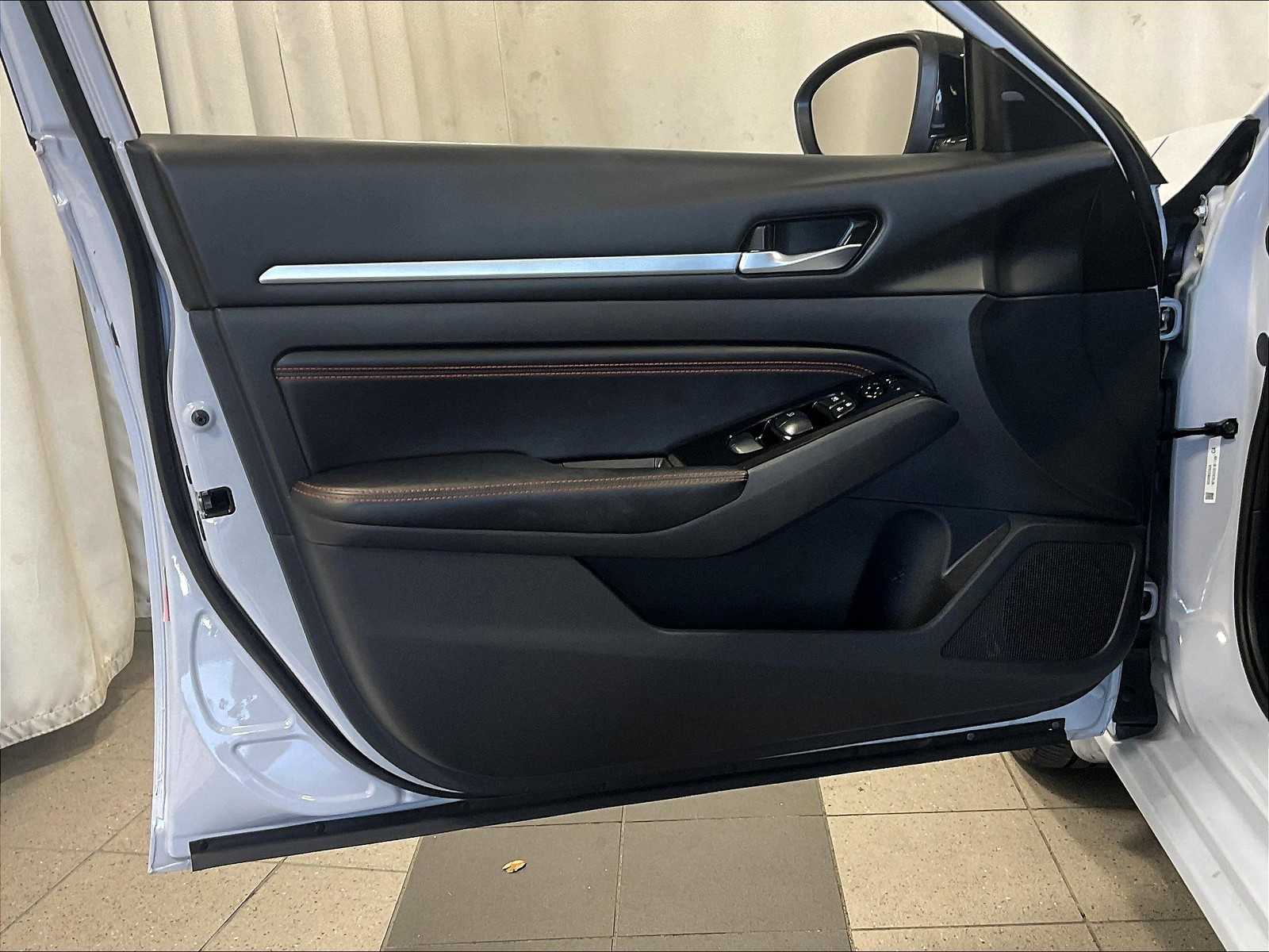 2023 Nissan Altima 2.5 SR - Photo 9