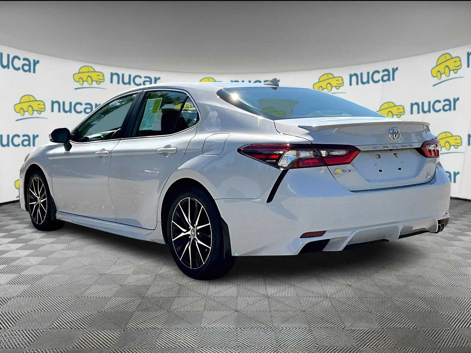 2023 Toyota Camry SE - Photo 4