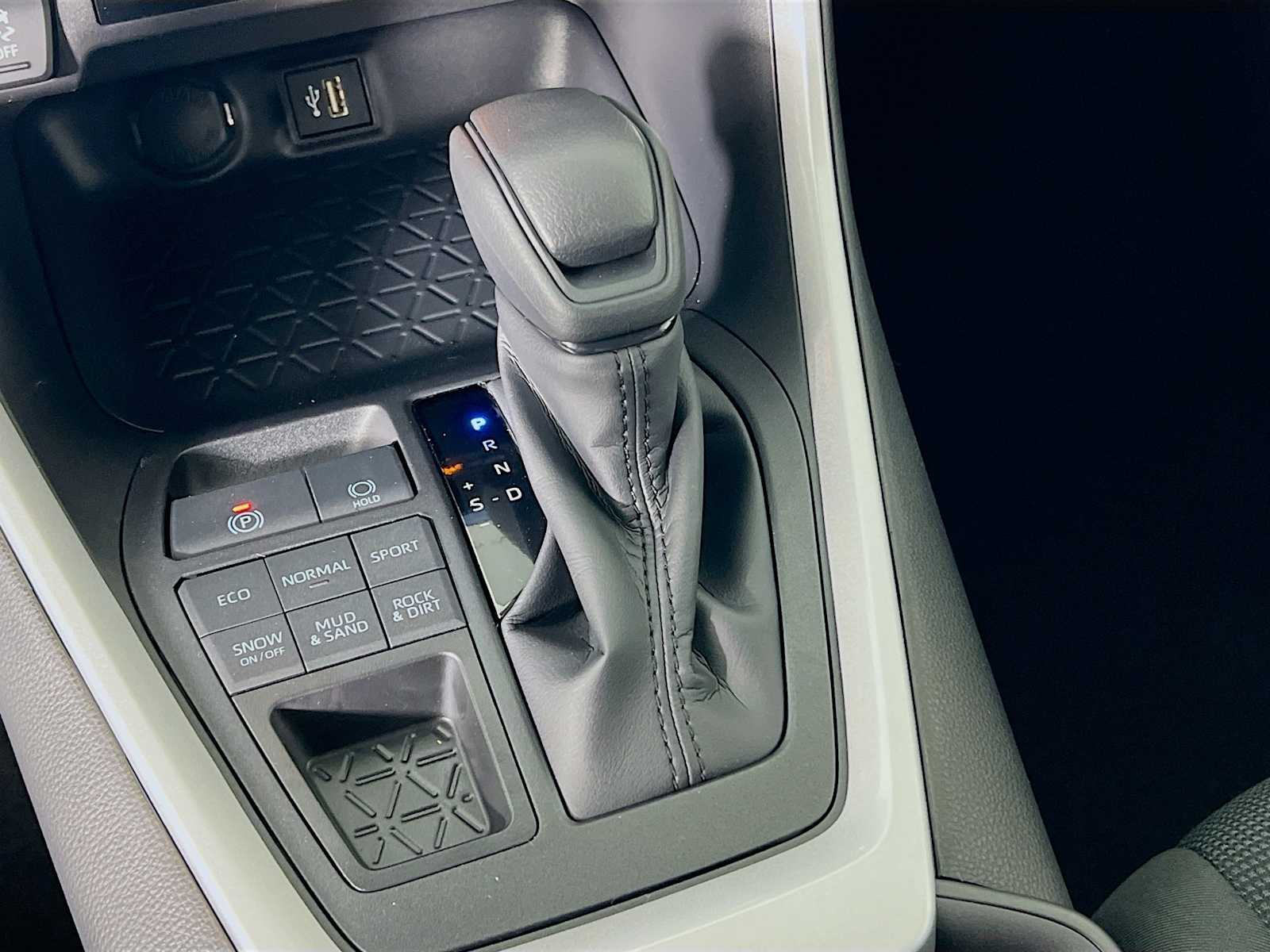 2025 Toyota RAV4 LE - Photo 11