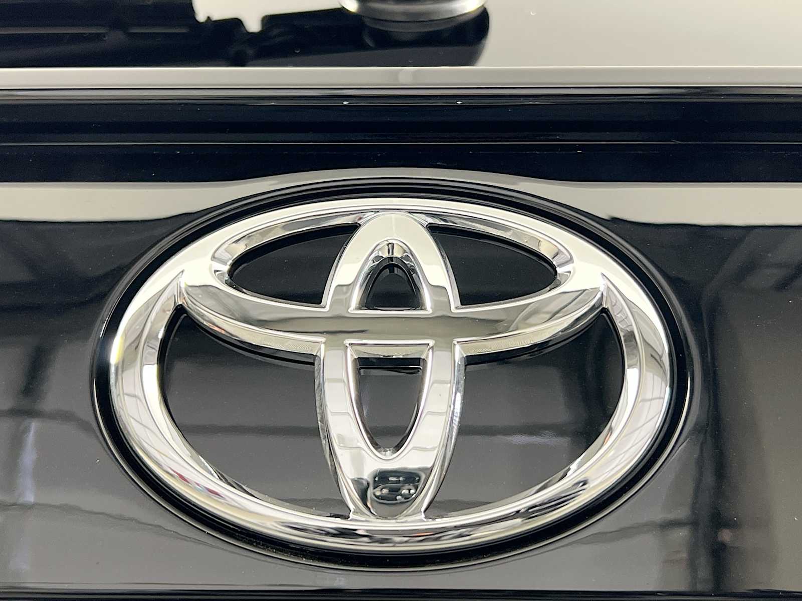 2025 Toyota RAV4 LE - Photo 18