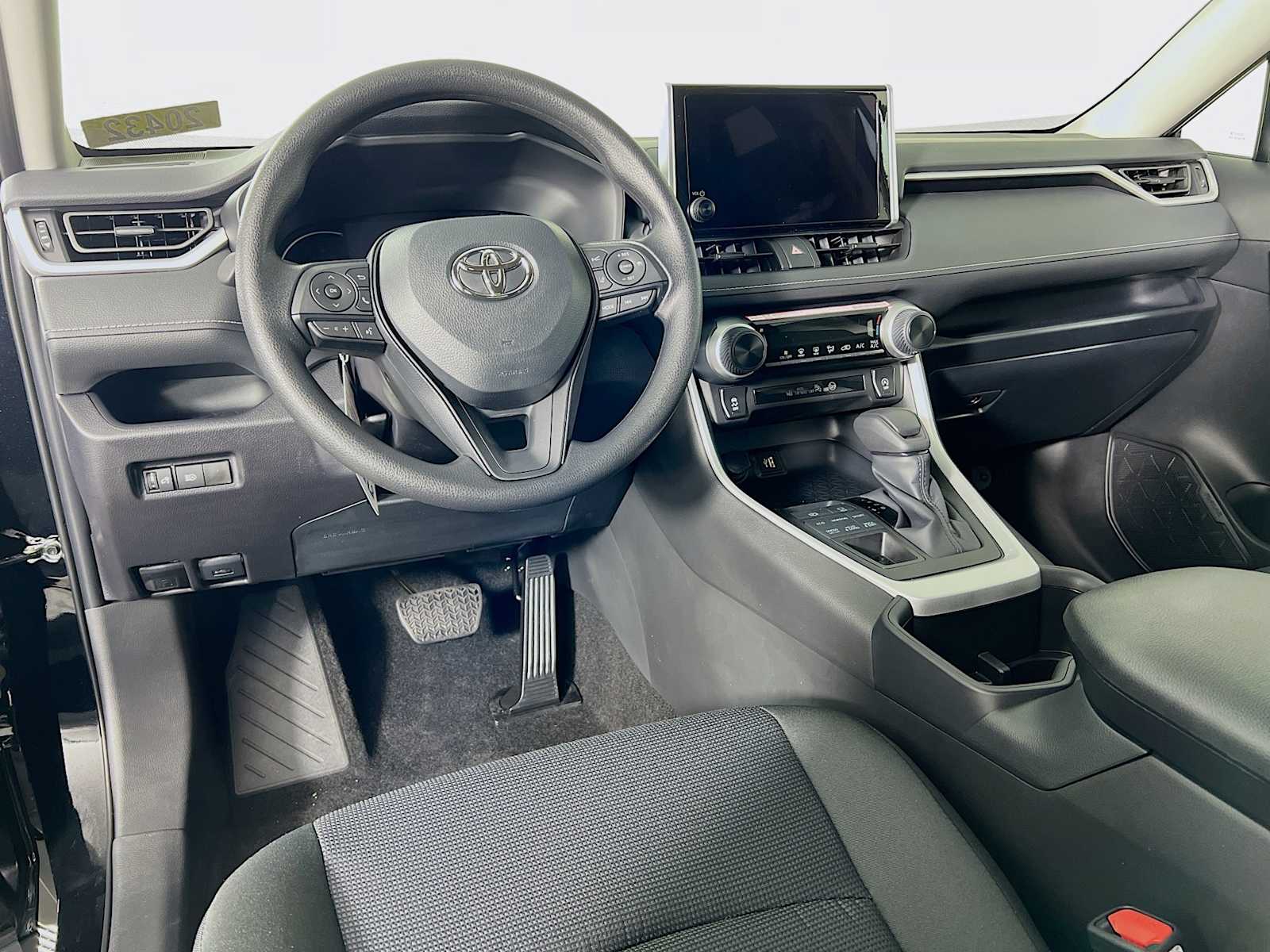 2025 Toyota RAV4 LE - Photo 6