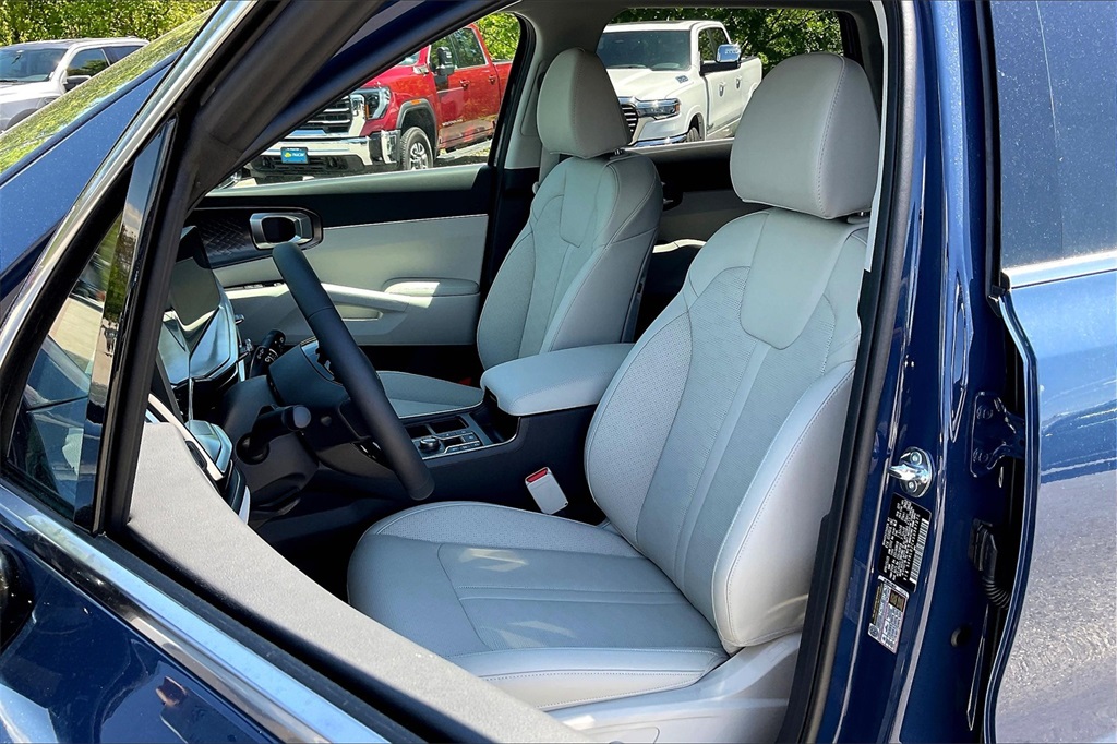 2025 Kia Sorento S - Photo 11