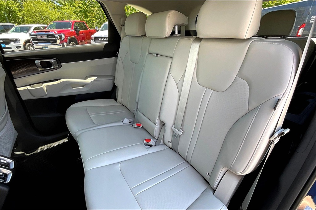 2025 Kia Sorento S - Photo 15