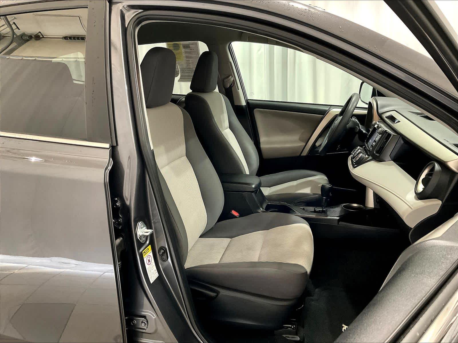 2015 Toyota RAV4 LE - Photo 11