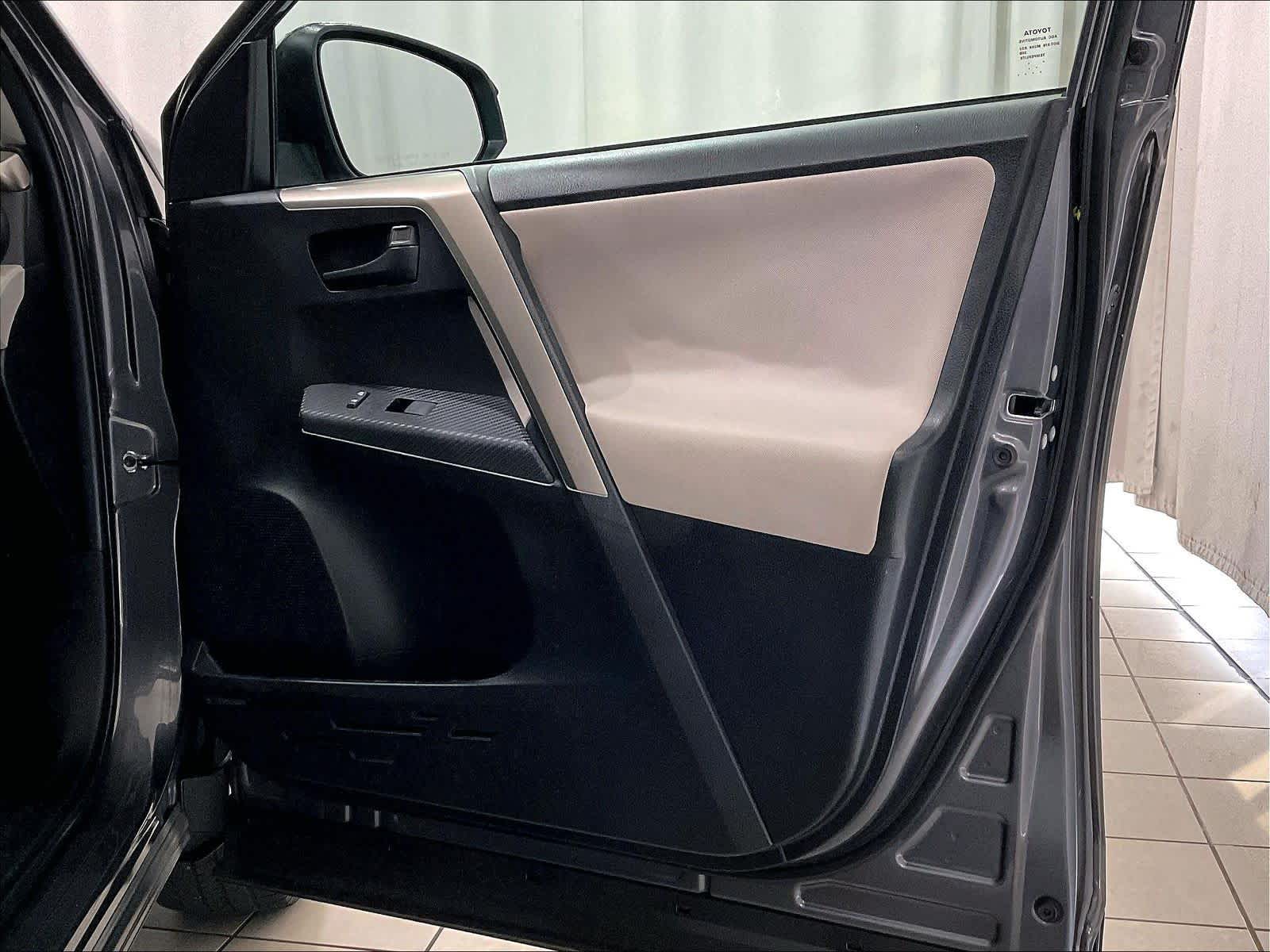 2015 Toyota RAV4 LE - Photo 12